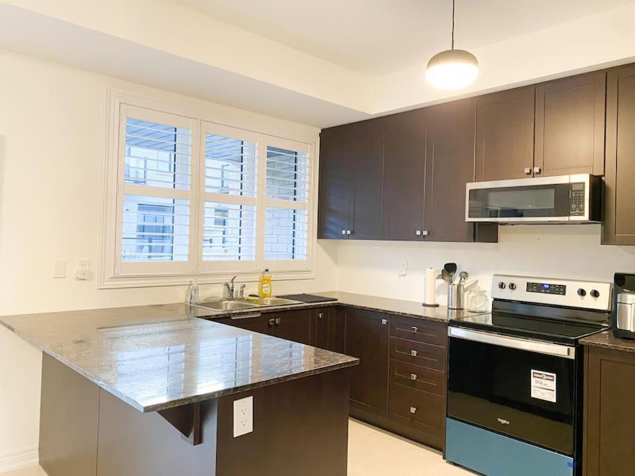 Elegant Rooms In Shared Townhouse Next To Beach Whitby Eksteriør bilde