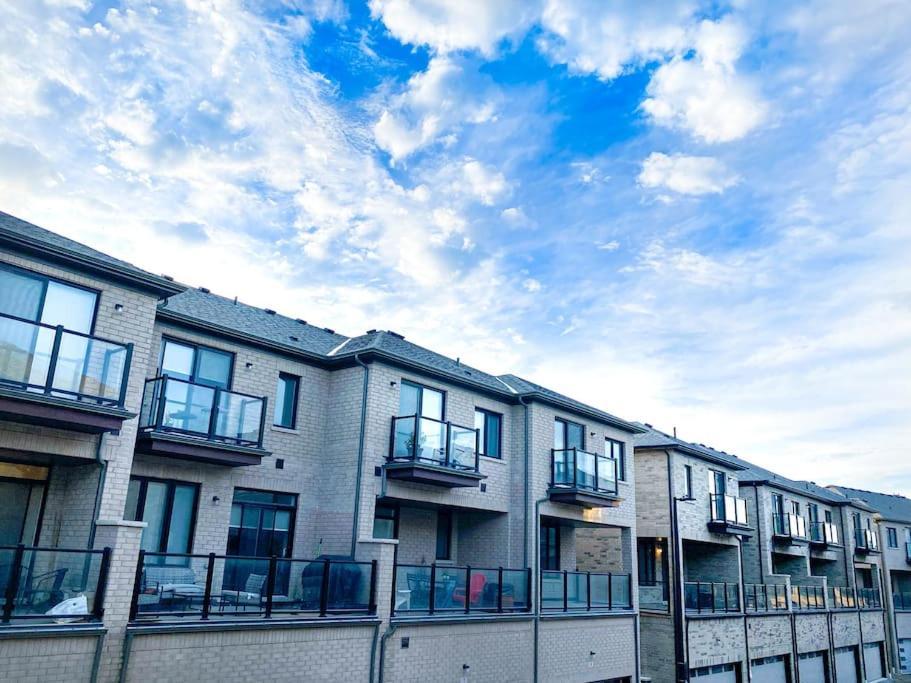 Elegant Rooms In Shared Townhouse Next To Beach Whitby Eksteriør bilde