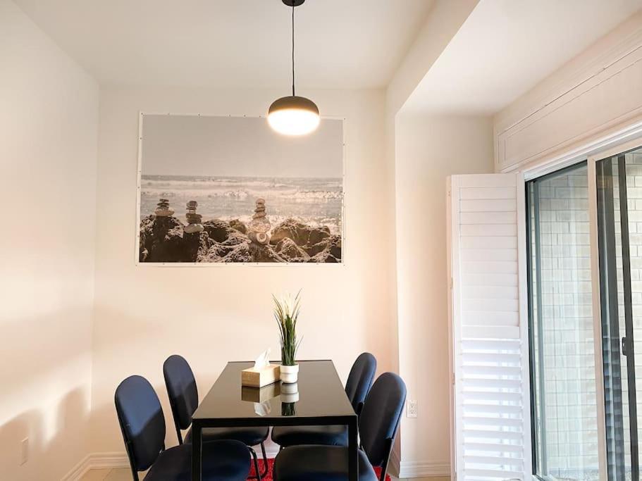 Elegant Rooms In Shared Townhouse Next To Beach Whitby Eksteriør bilde