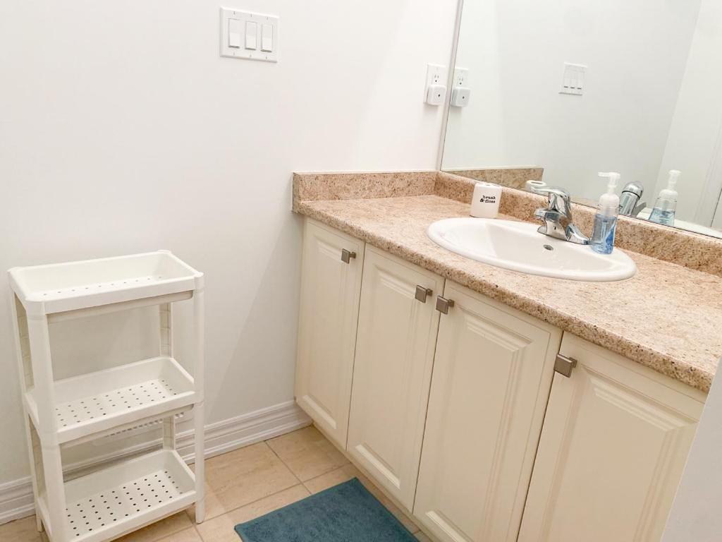 Elegant Rooms In Shared Townhouse Next To Beach Whitby Eksteriør bilde