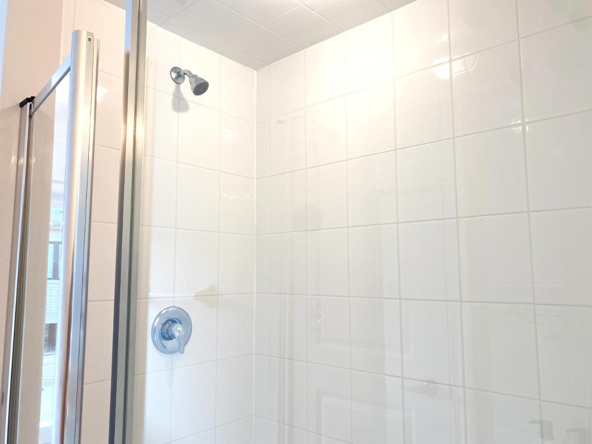 Elegant Rooms In Shared Townhouse Next To Beach Whitby Eksteriør bilde